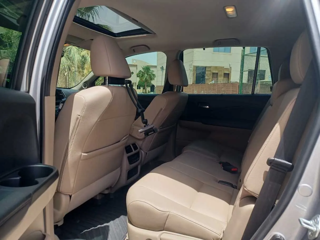 Car image 14