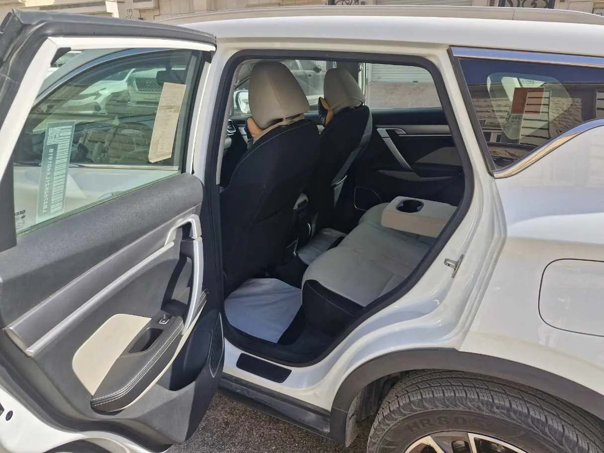 Car image 12