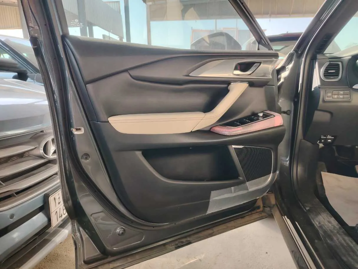 Car image 13