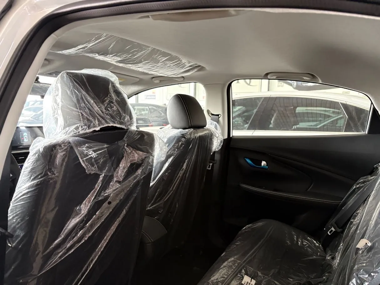 Car image 16