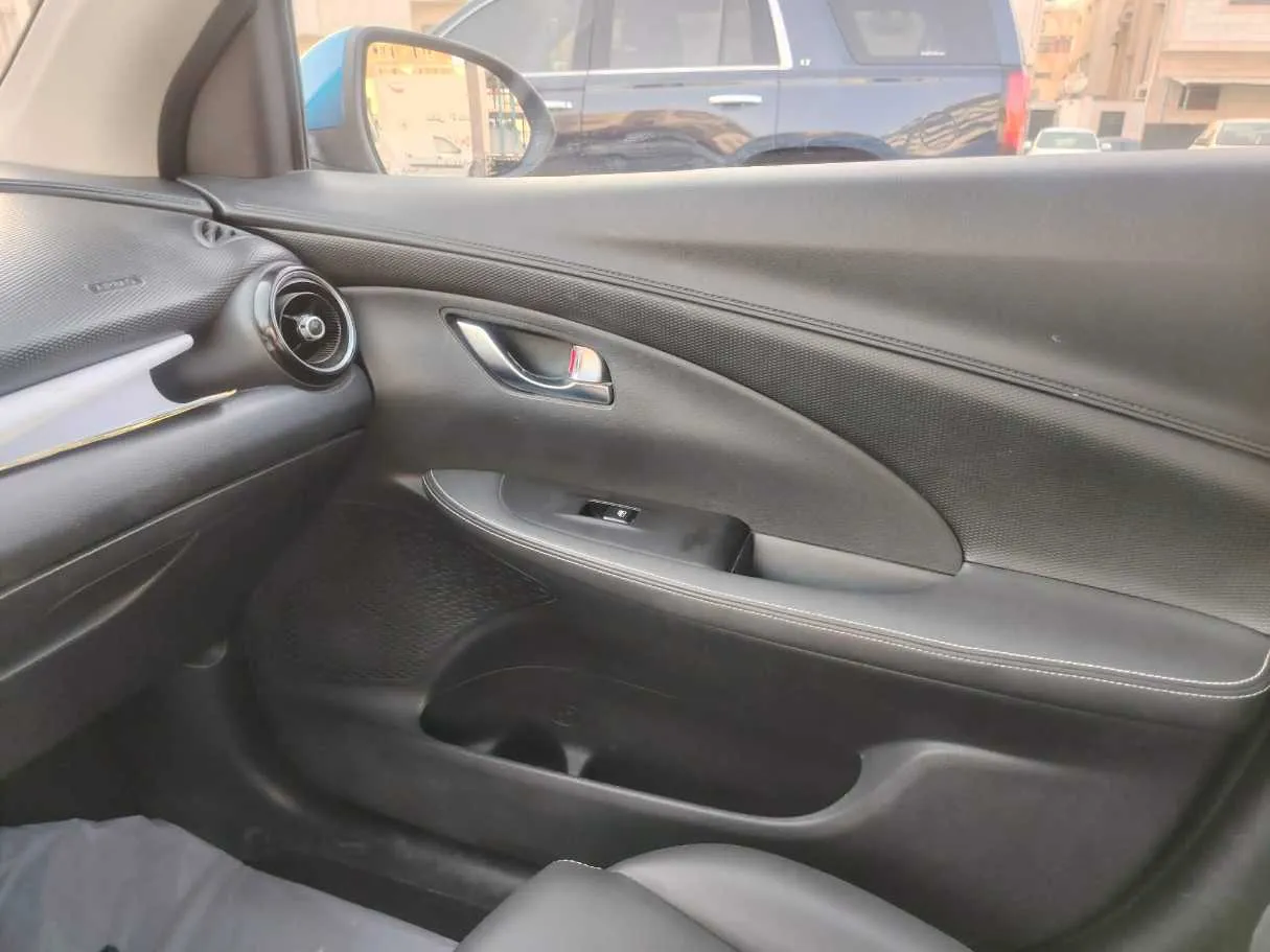 Car image 35