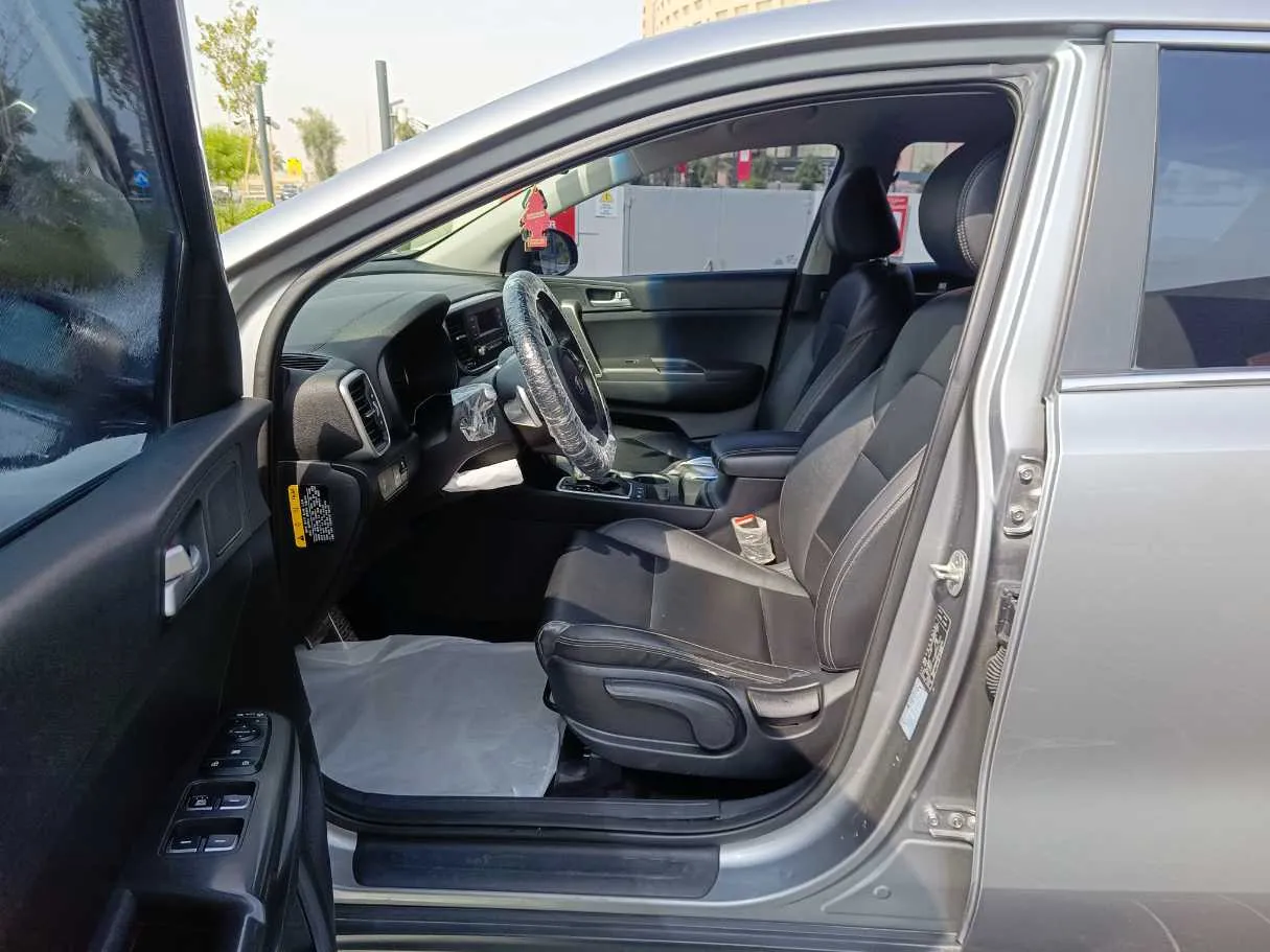 Car image 14