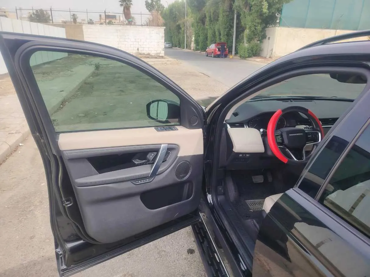 Car image 12