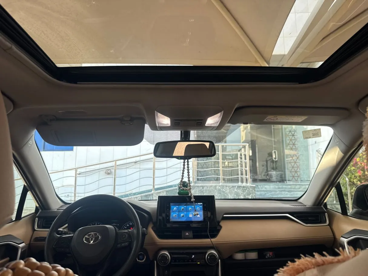 Car image 14