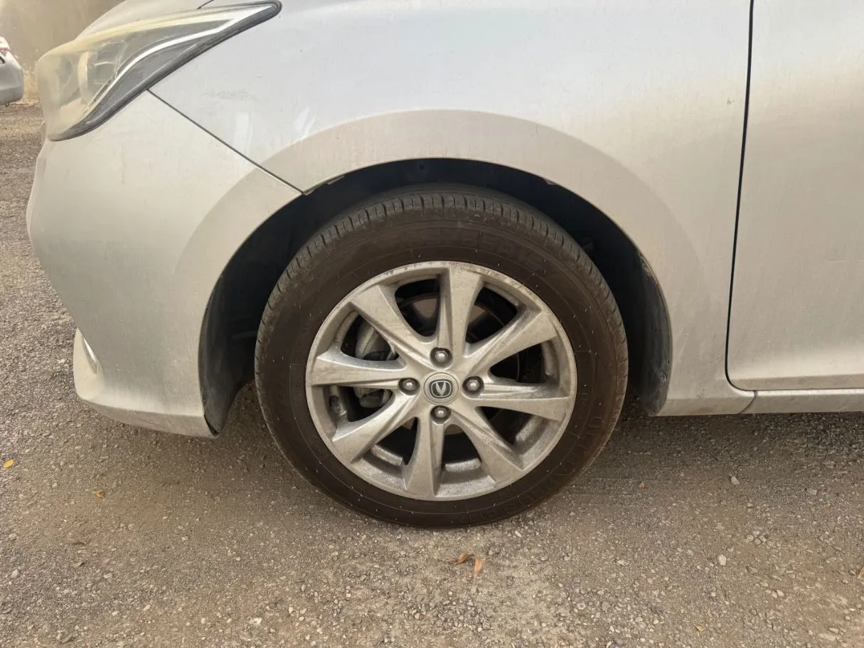 Car image 9