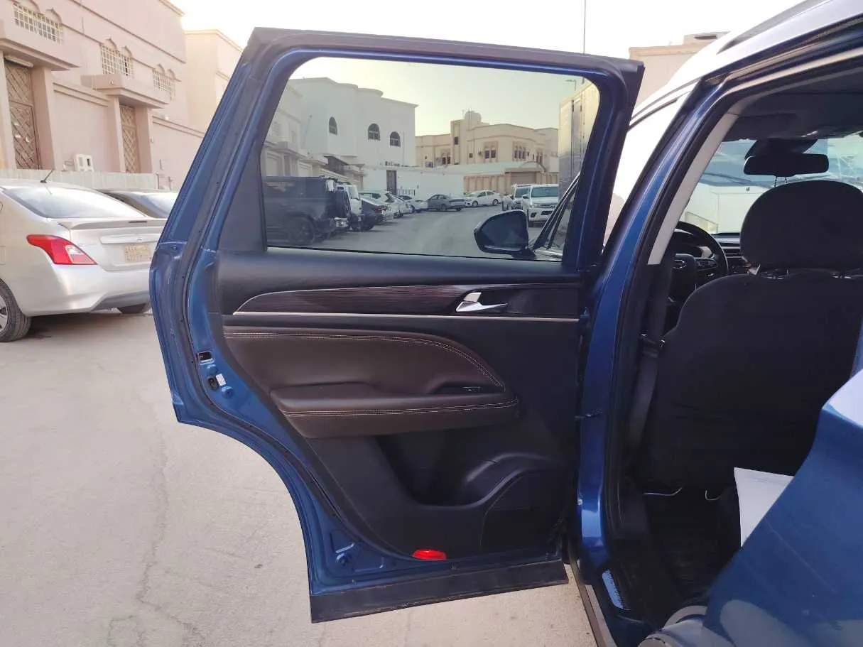 Car image 15