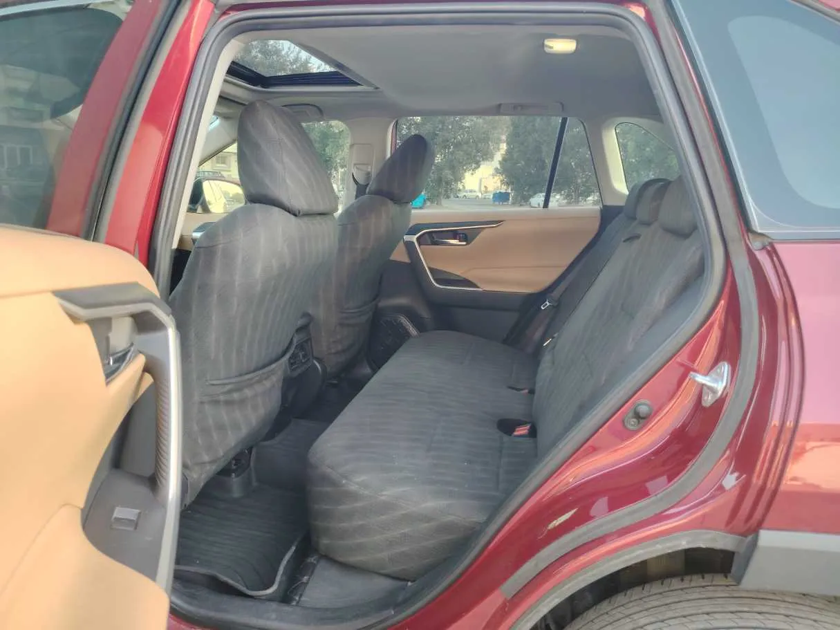 Car image 14