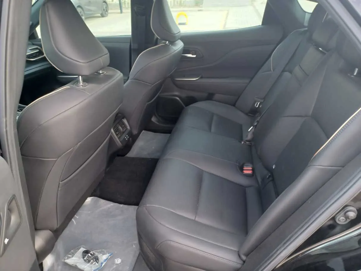 Car image 14