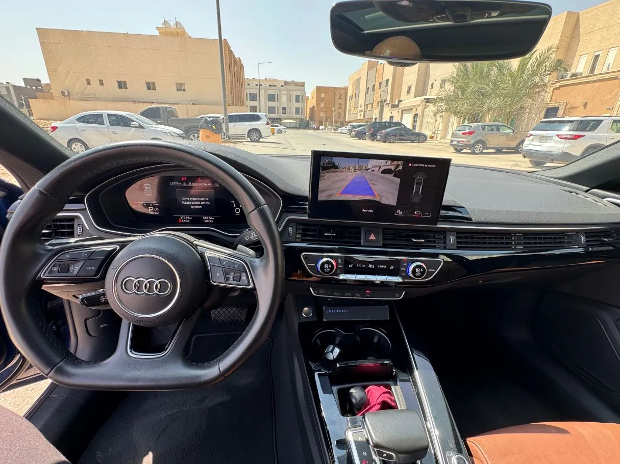 Car image 14
