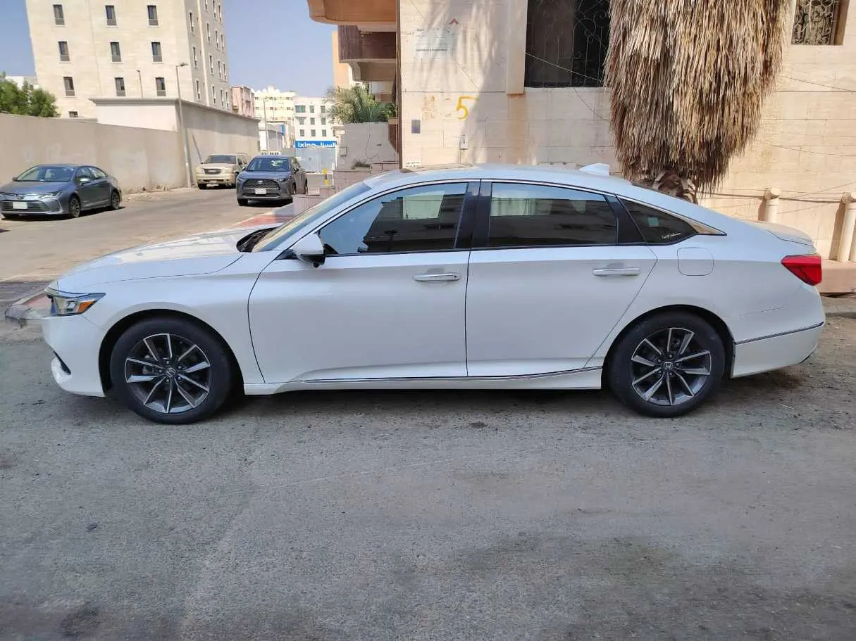 Car image 8