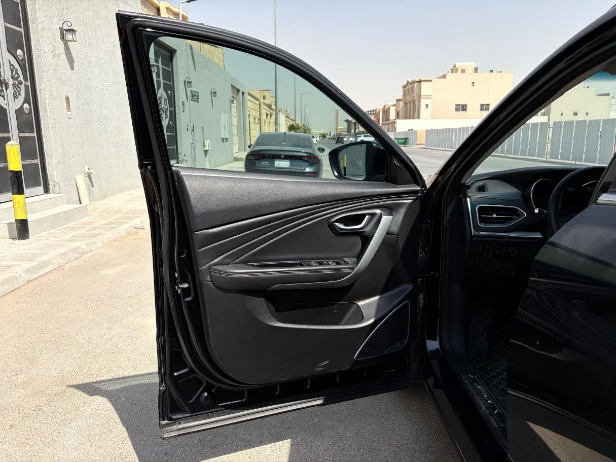Car image 10