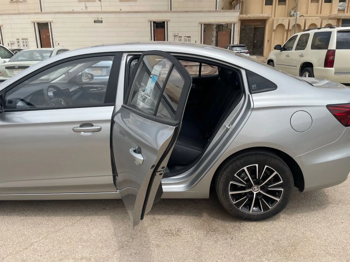 Car image 15