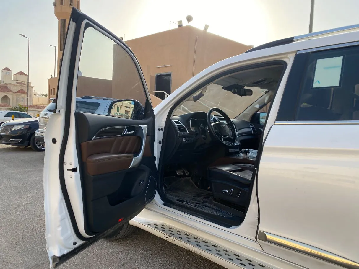 Car image 10