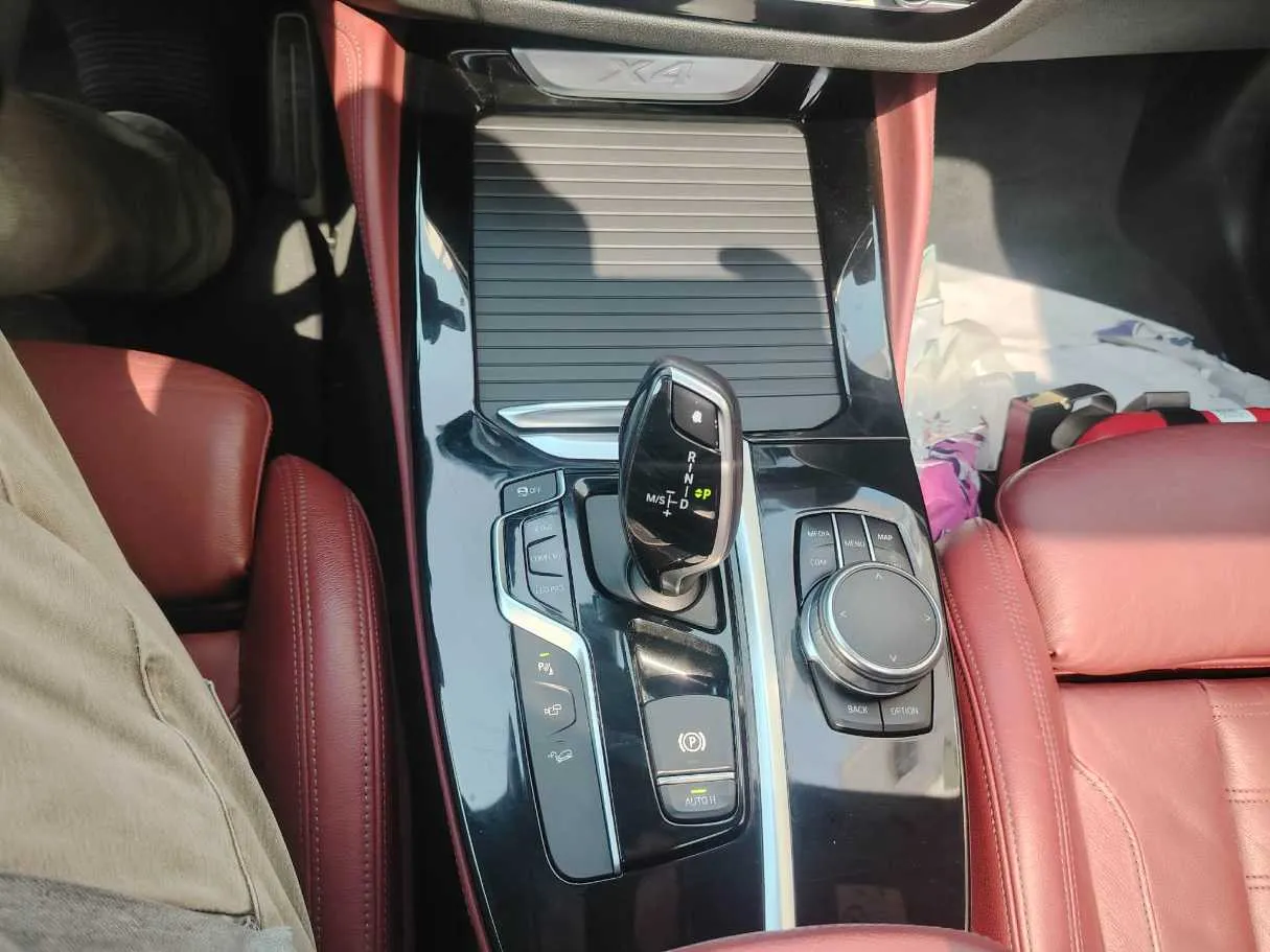 Car image 25