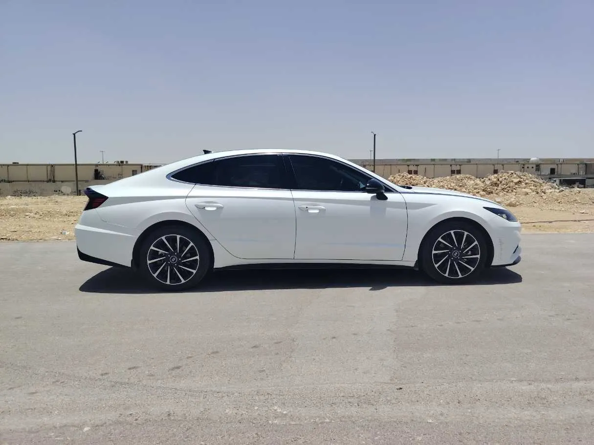 Car image 4