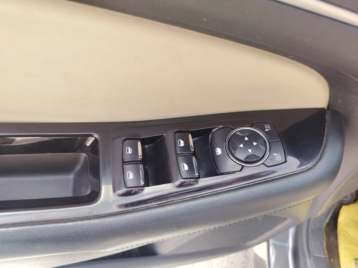 Car image 28
