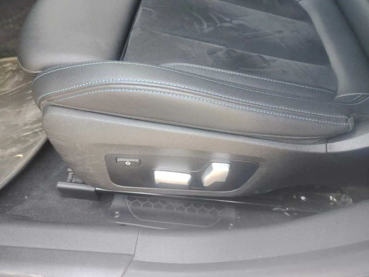 Car image 36