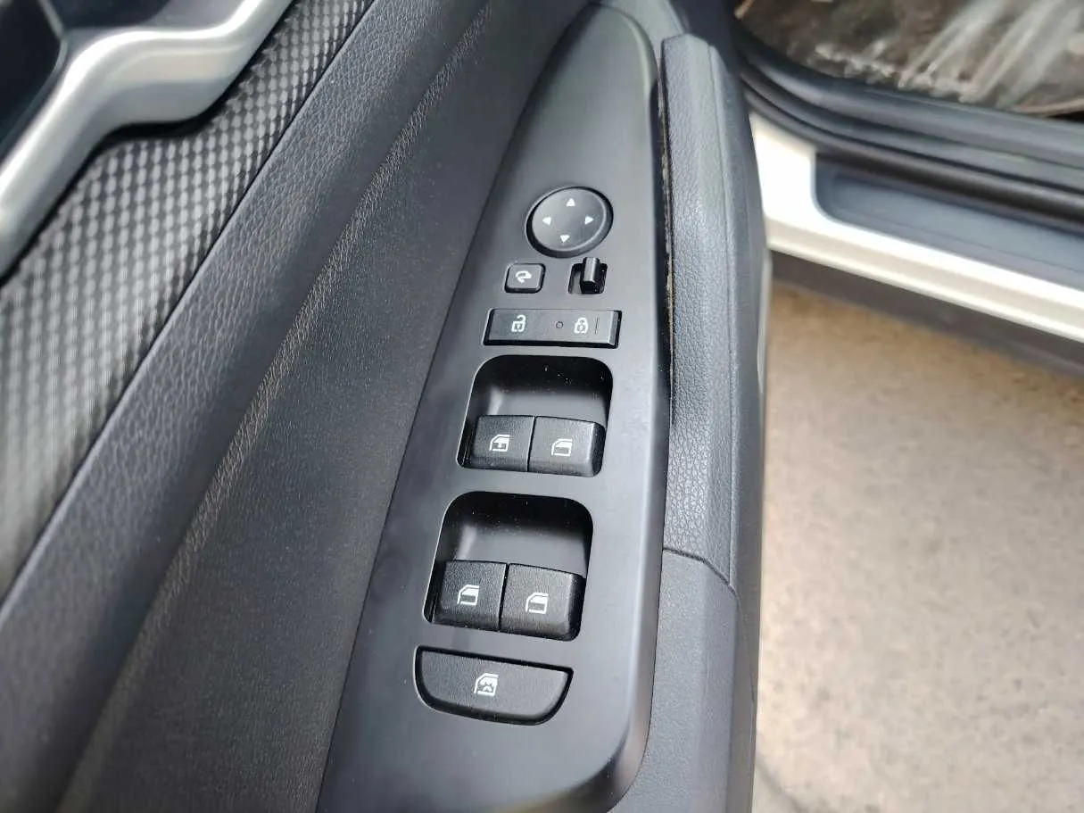 Car image 36