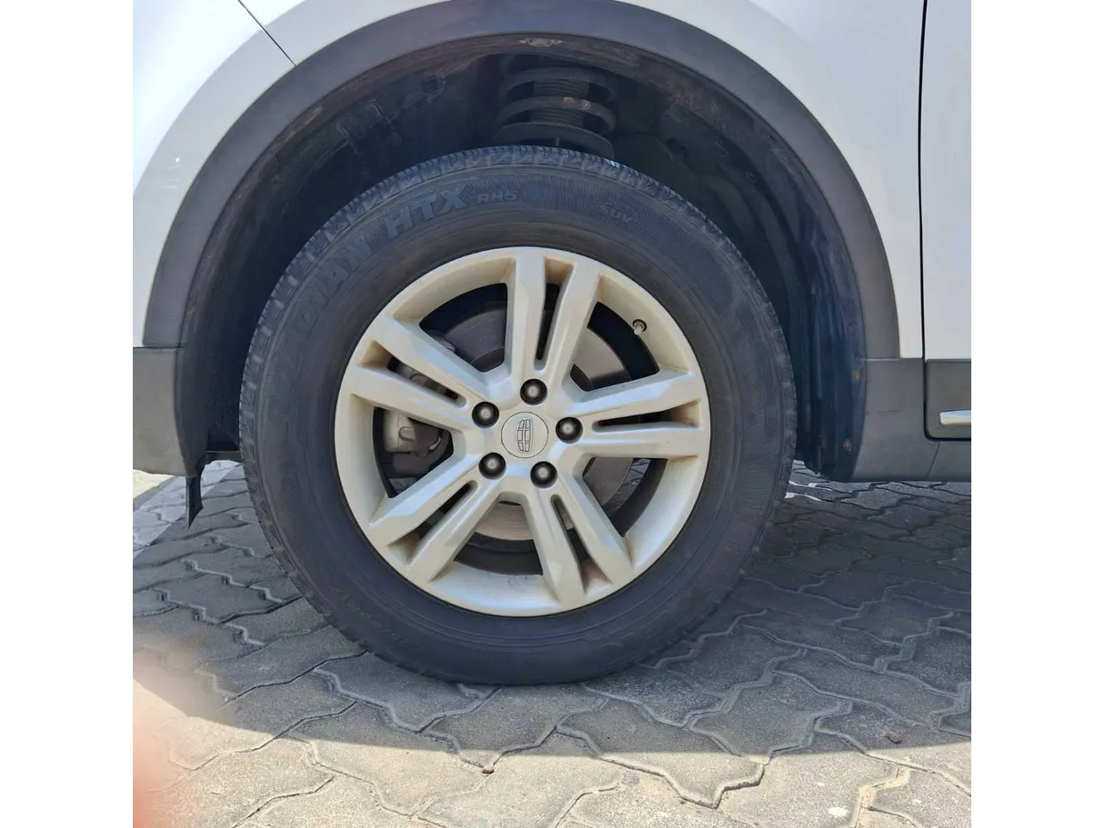 Car image 9