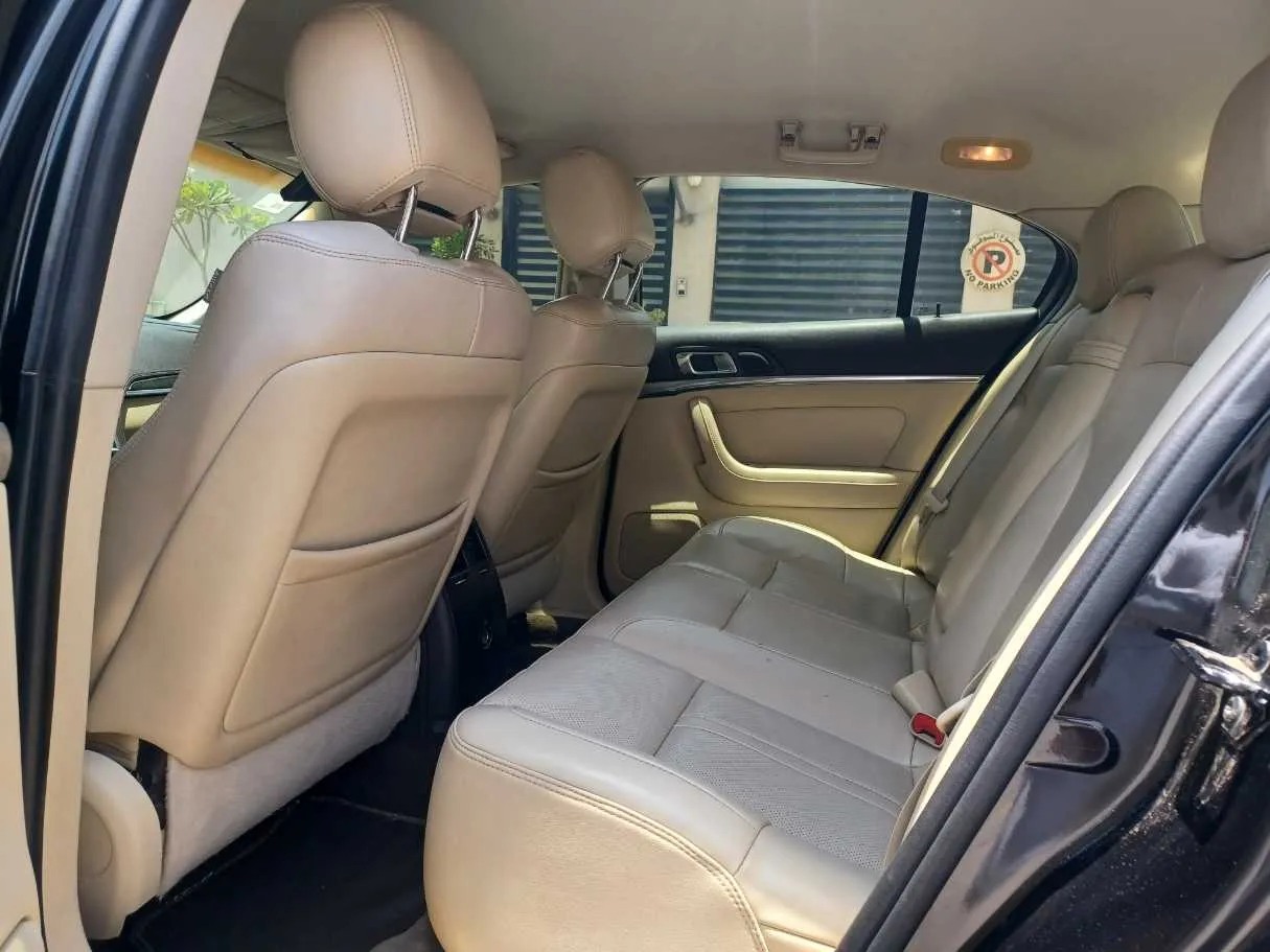 Car image 13