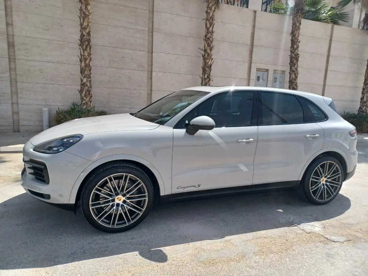Car image 8