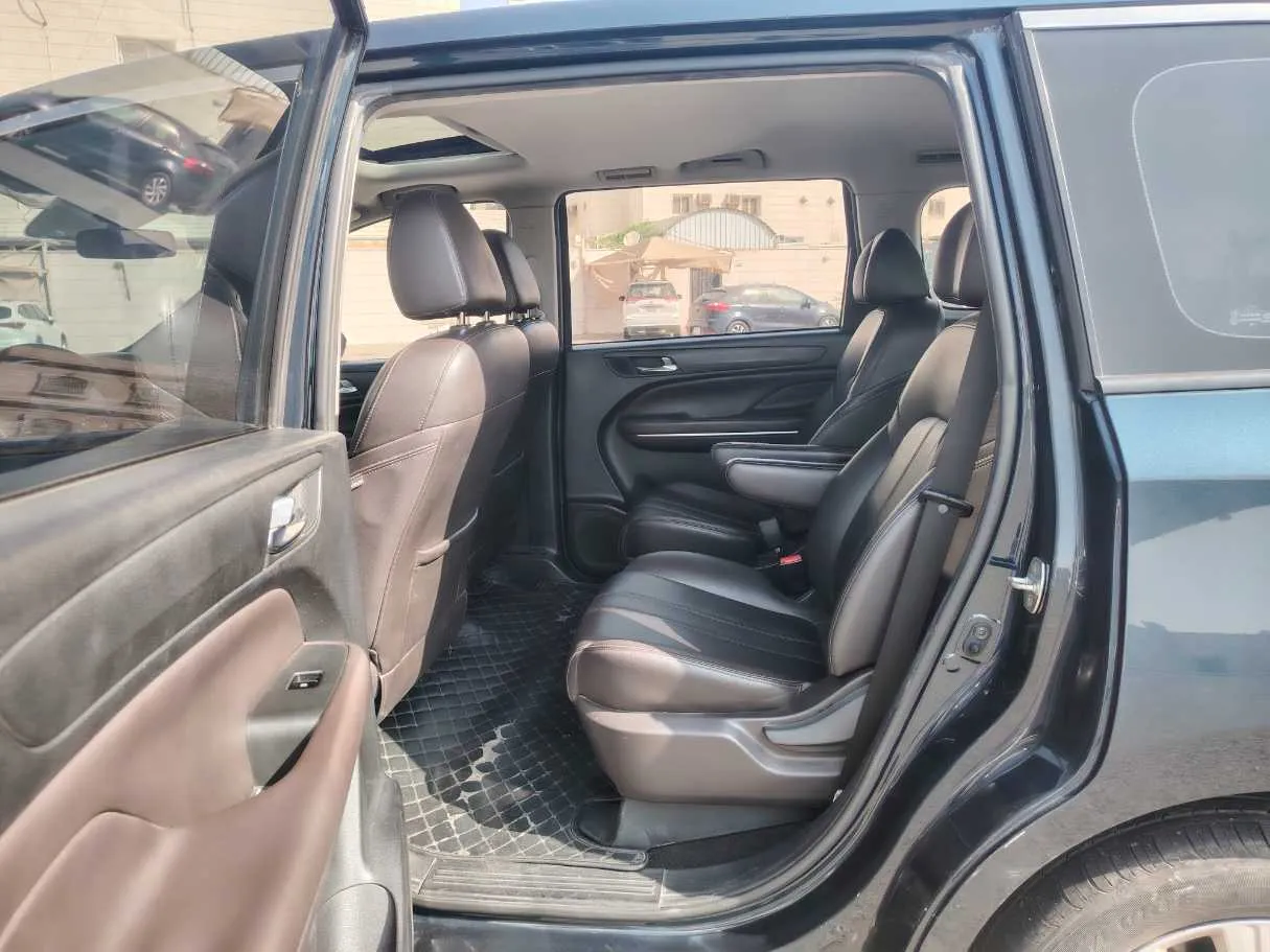 Car image 15