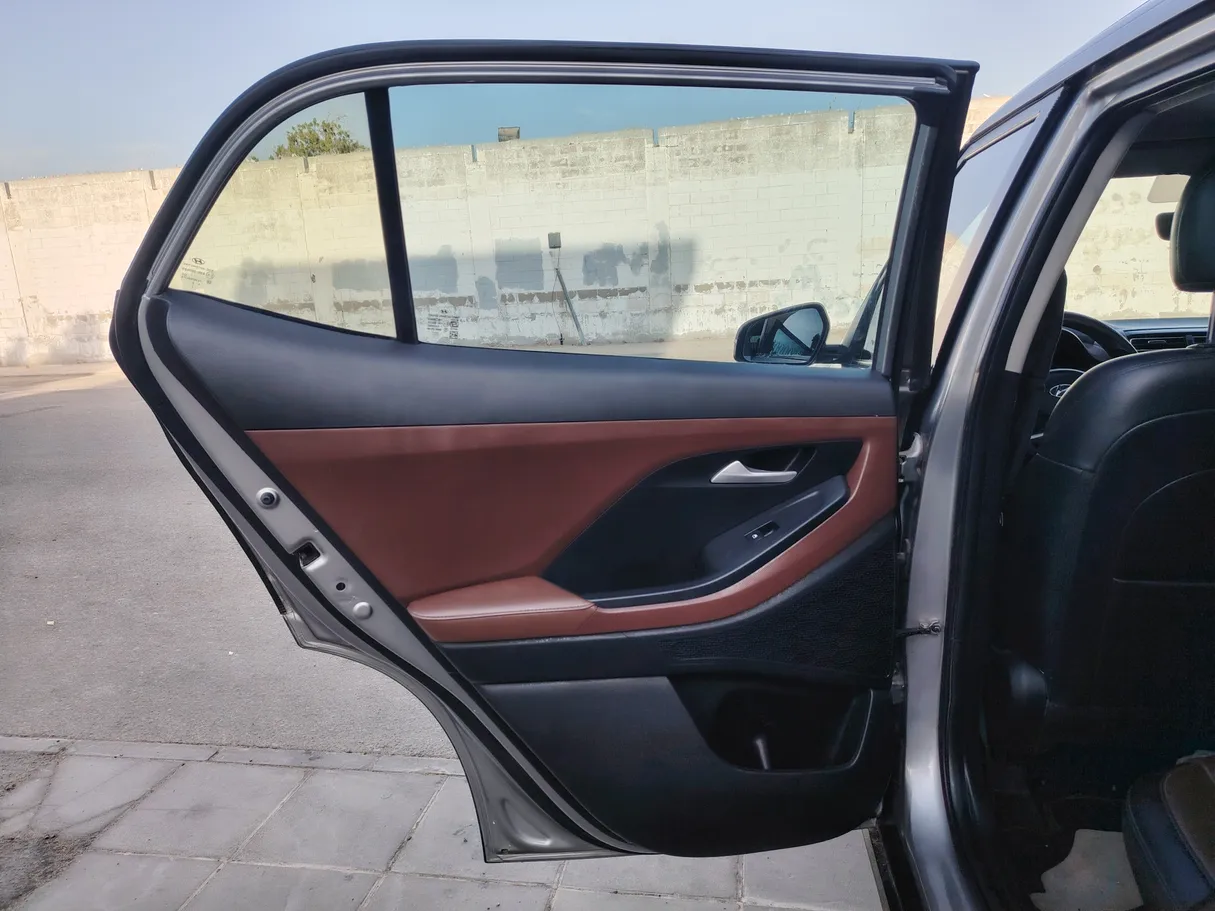 Car image 14