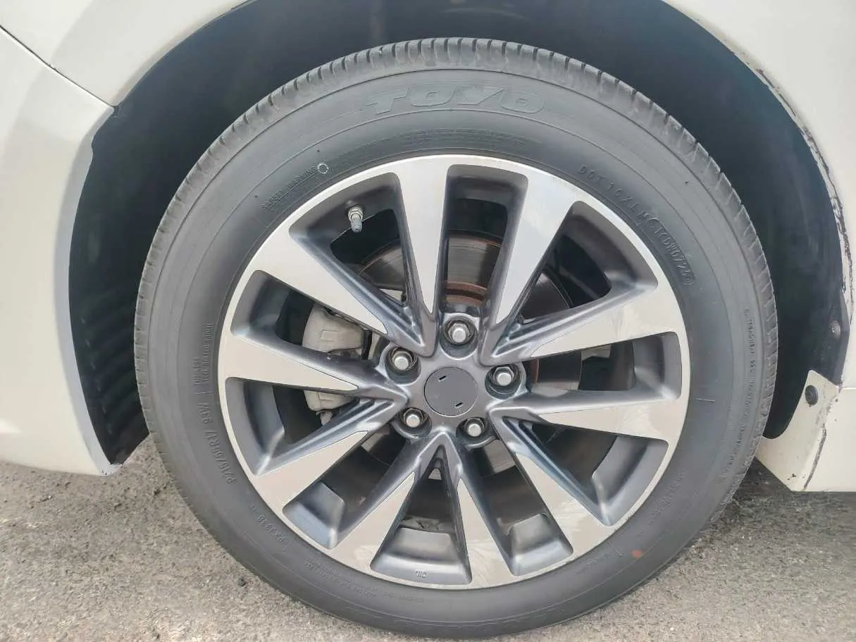 Car image 10