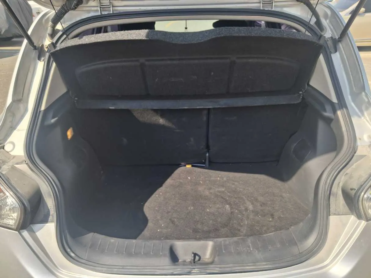 Car image 19