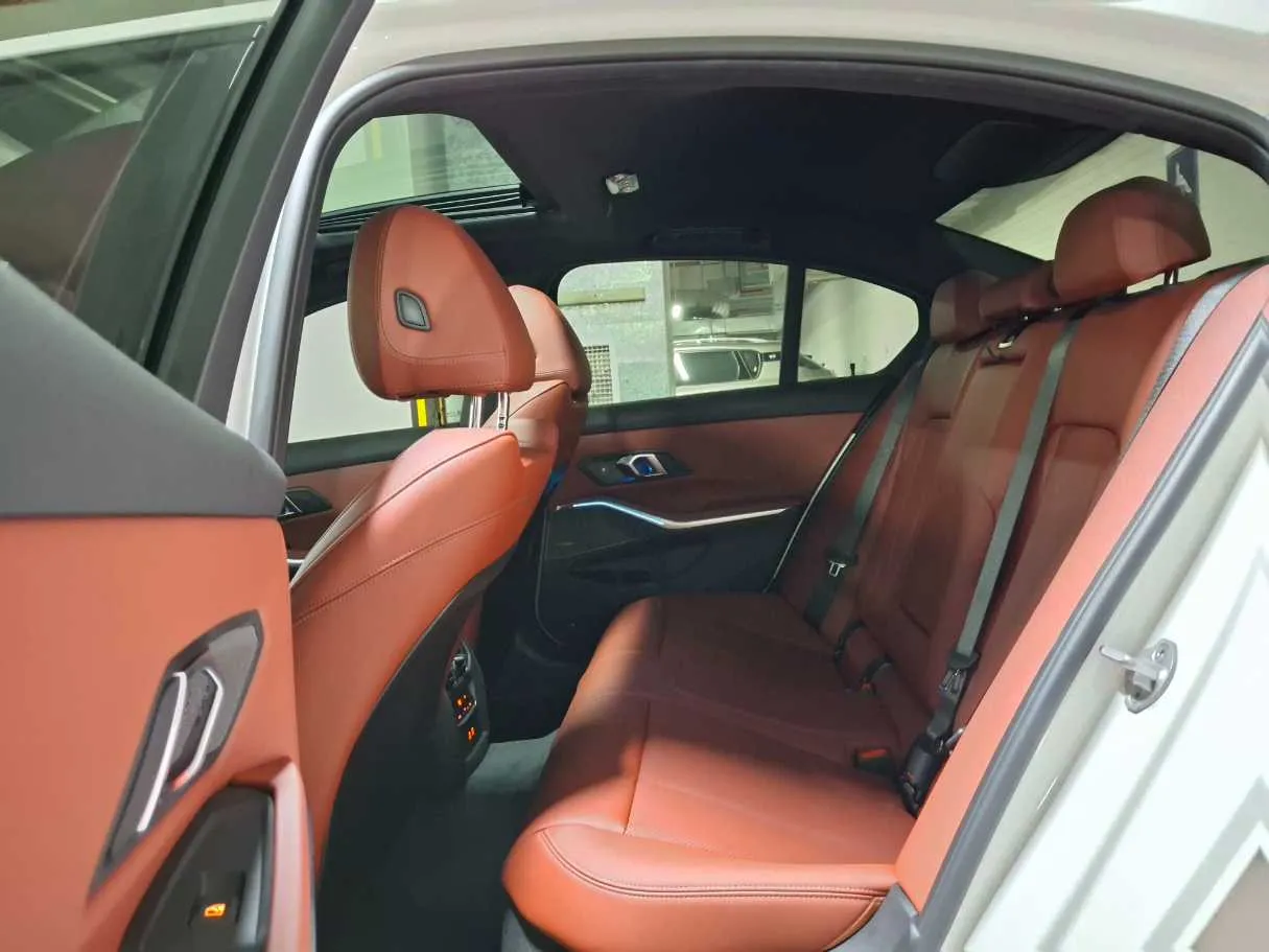 Car image 13