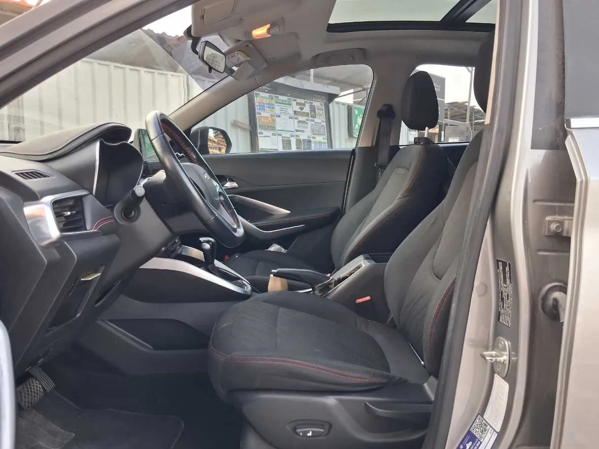 Car image 12