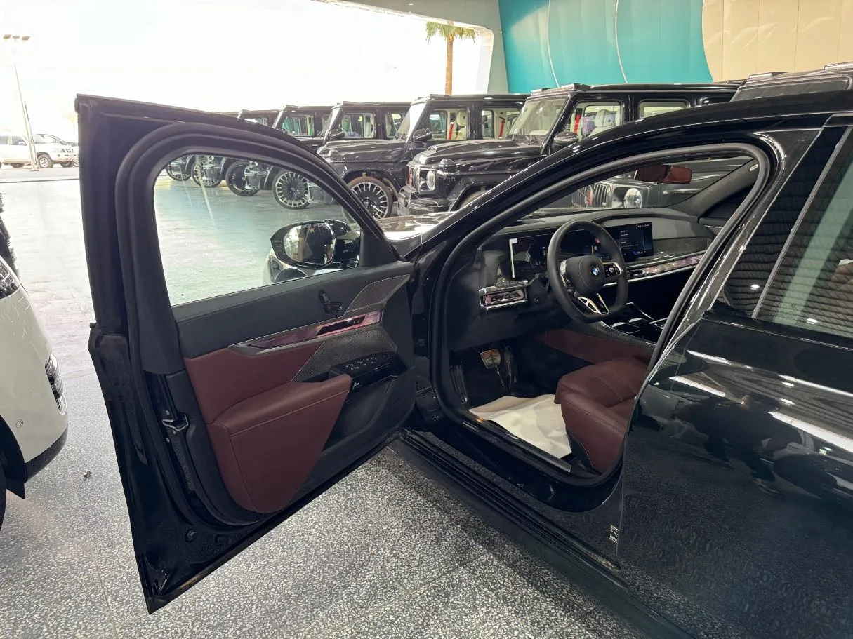 Car image 10