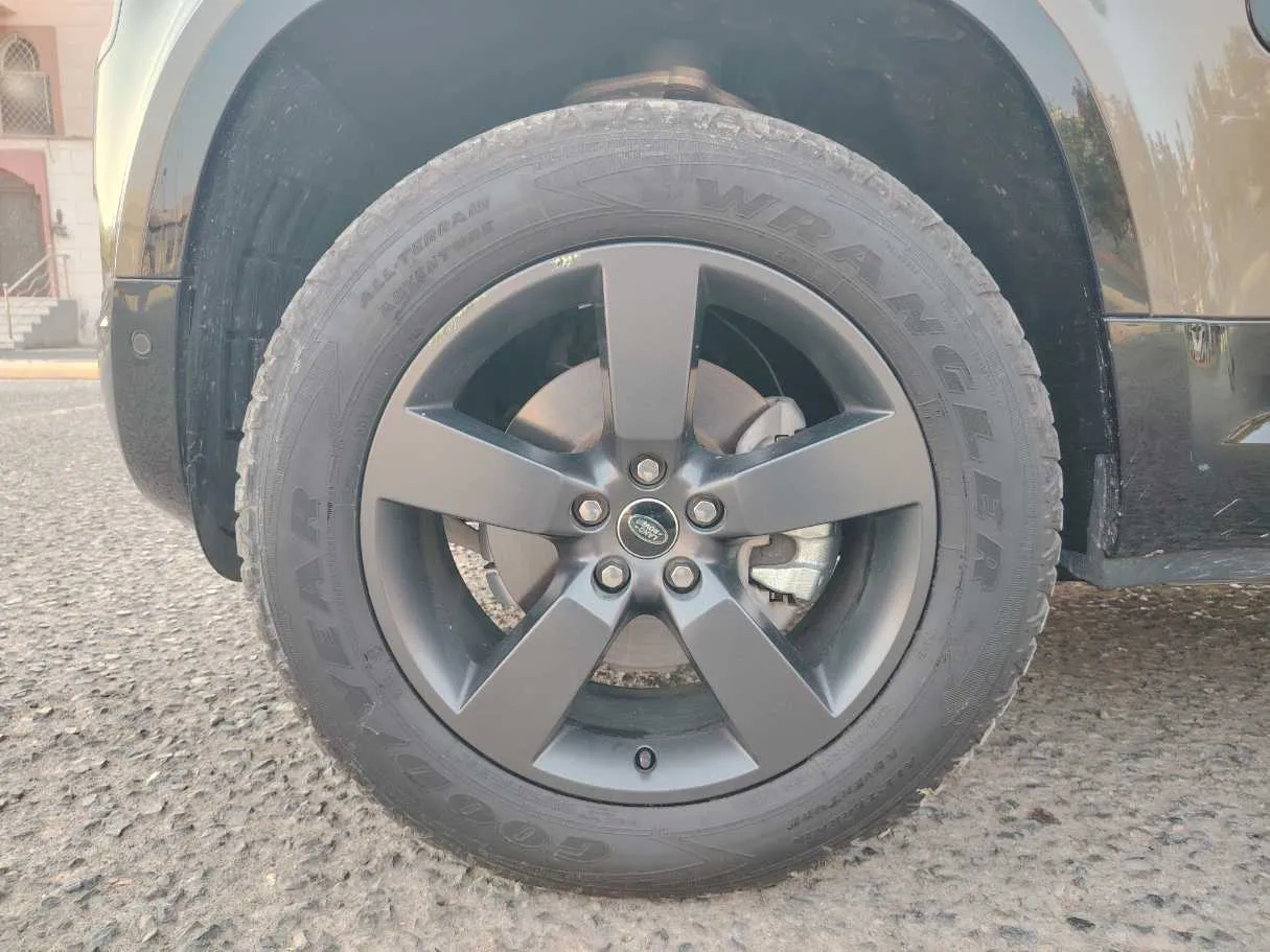 Car image 9