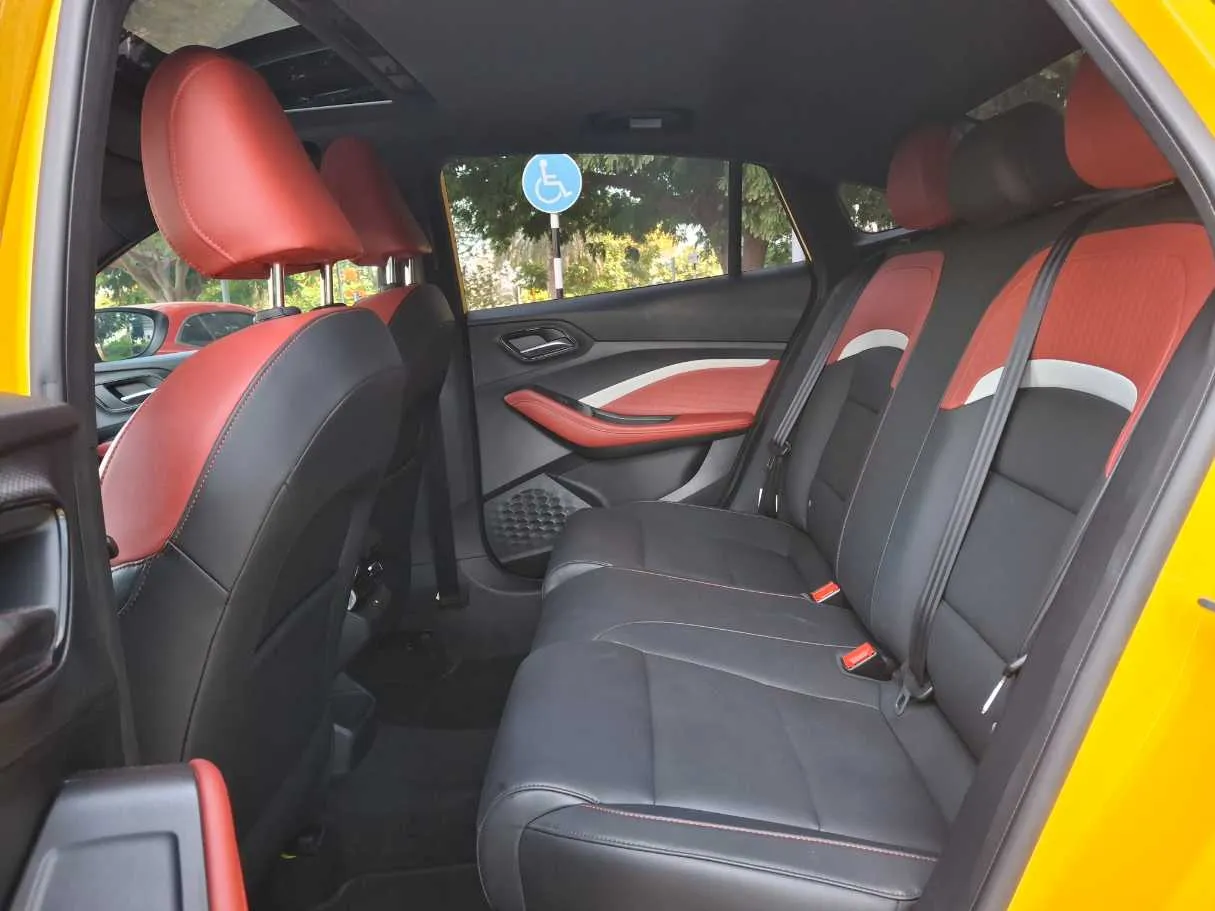 Car image 14