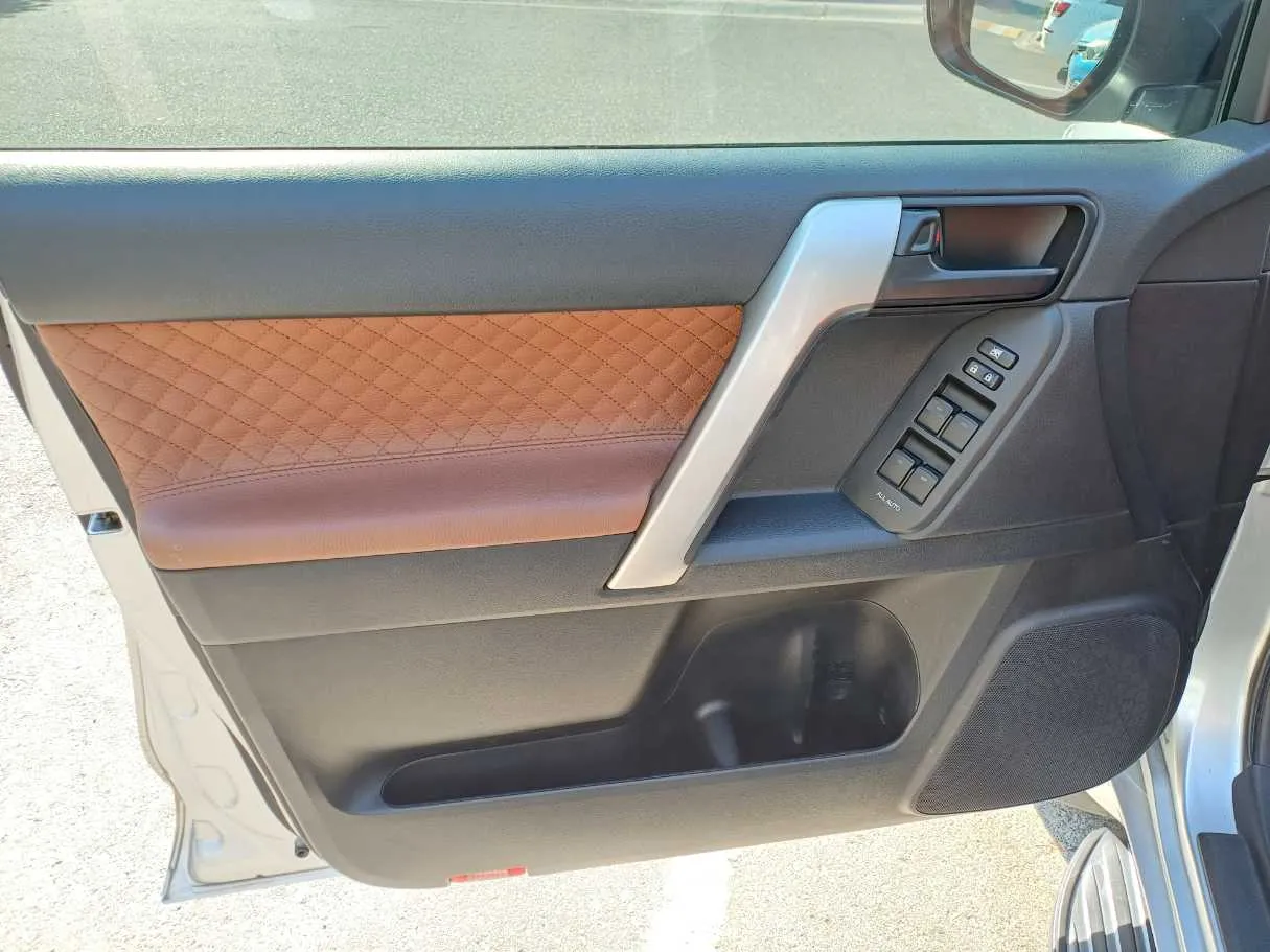 Car image 10