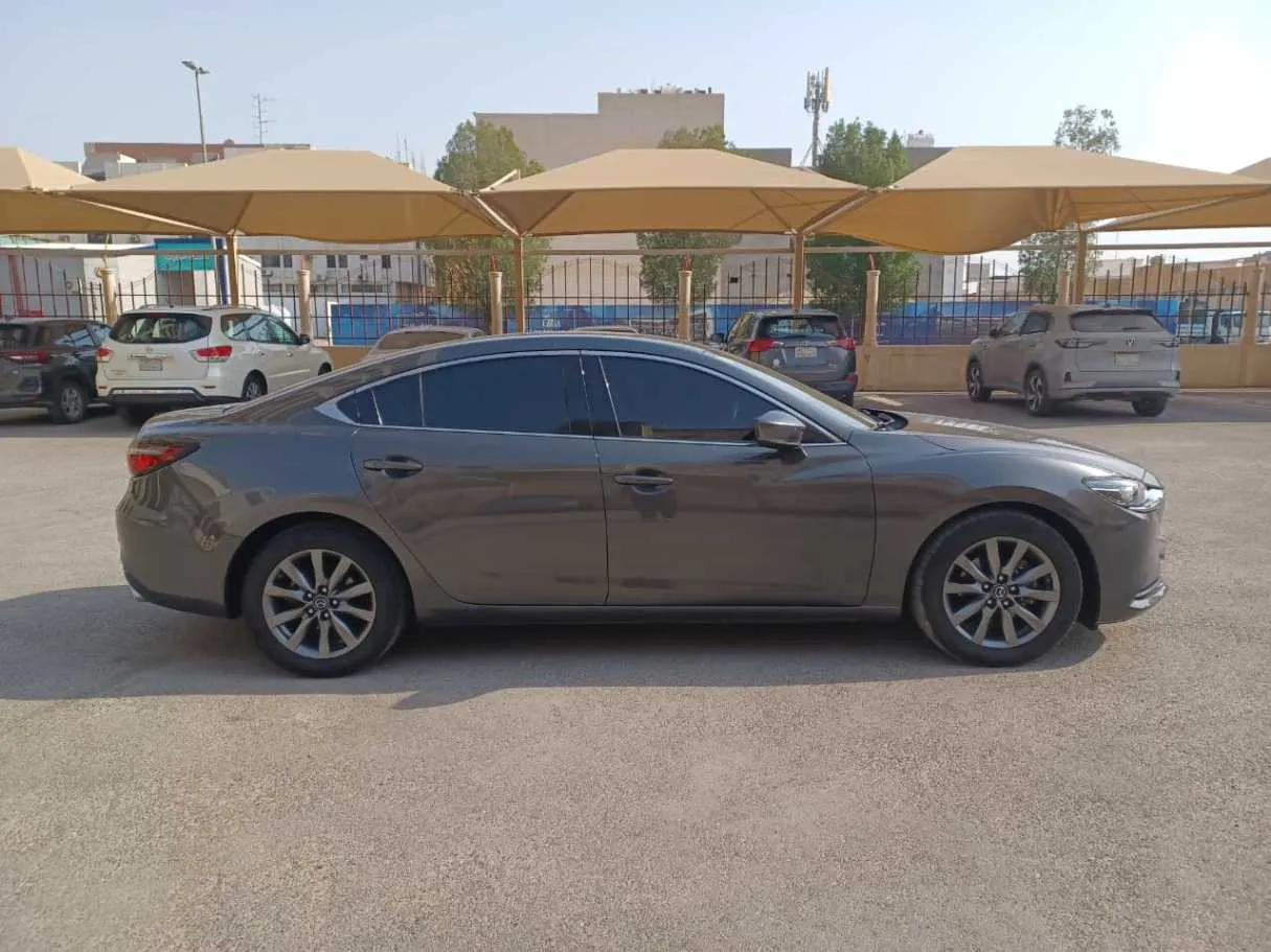 Car image 4