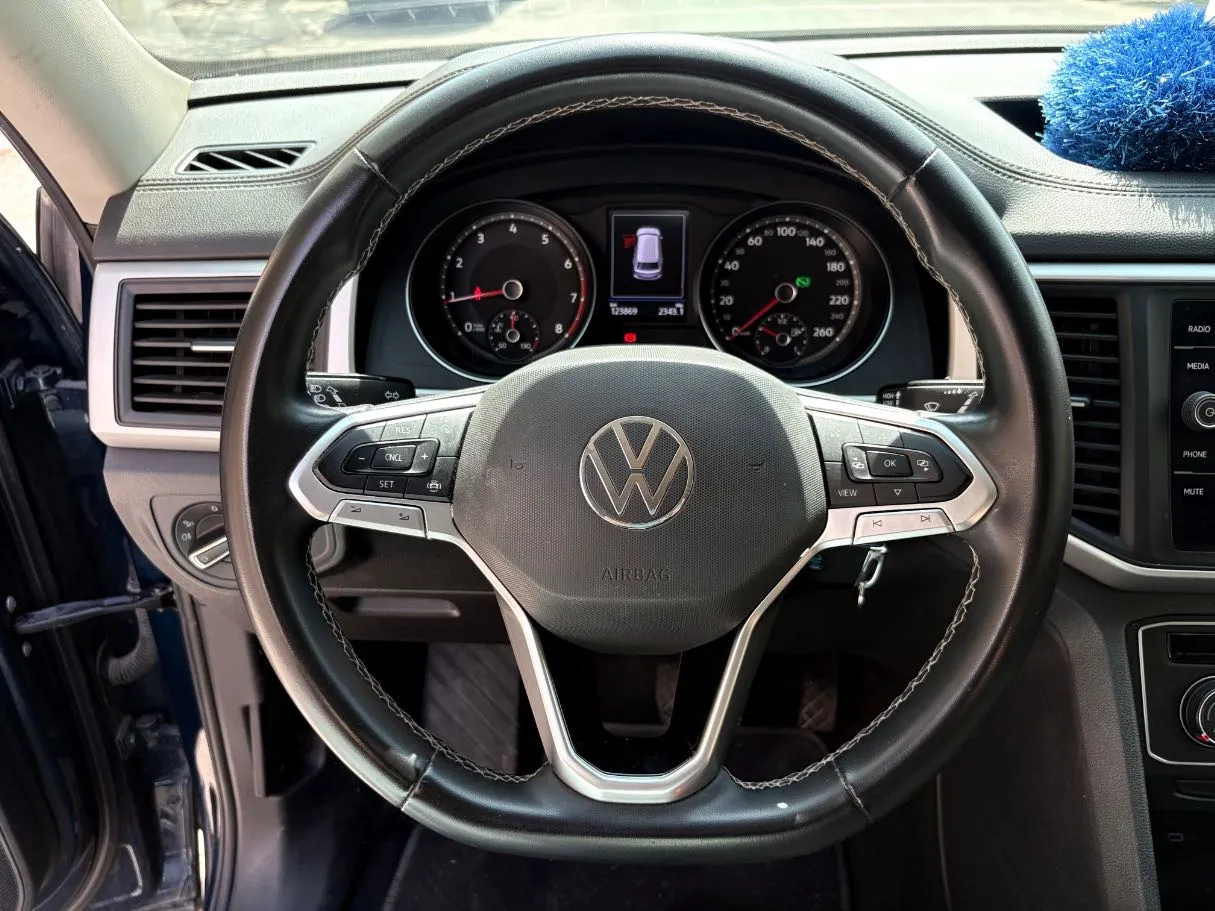 Car image 25