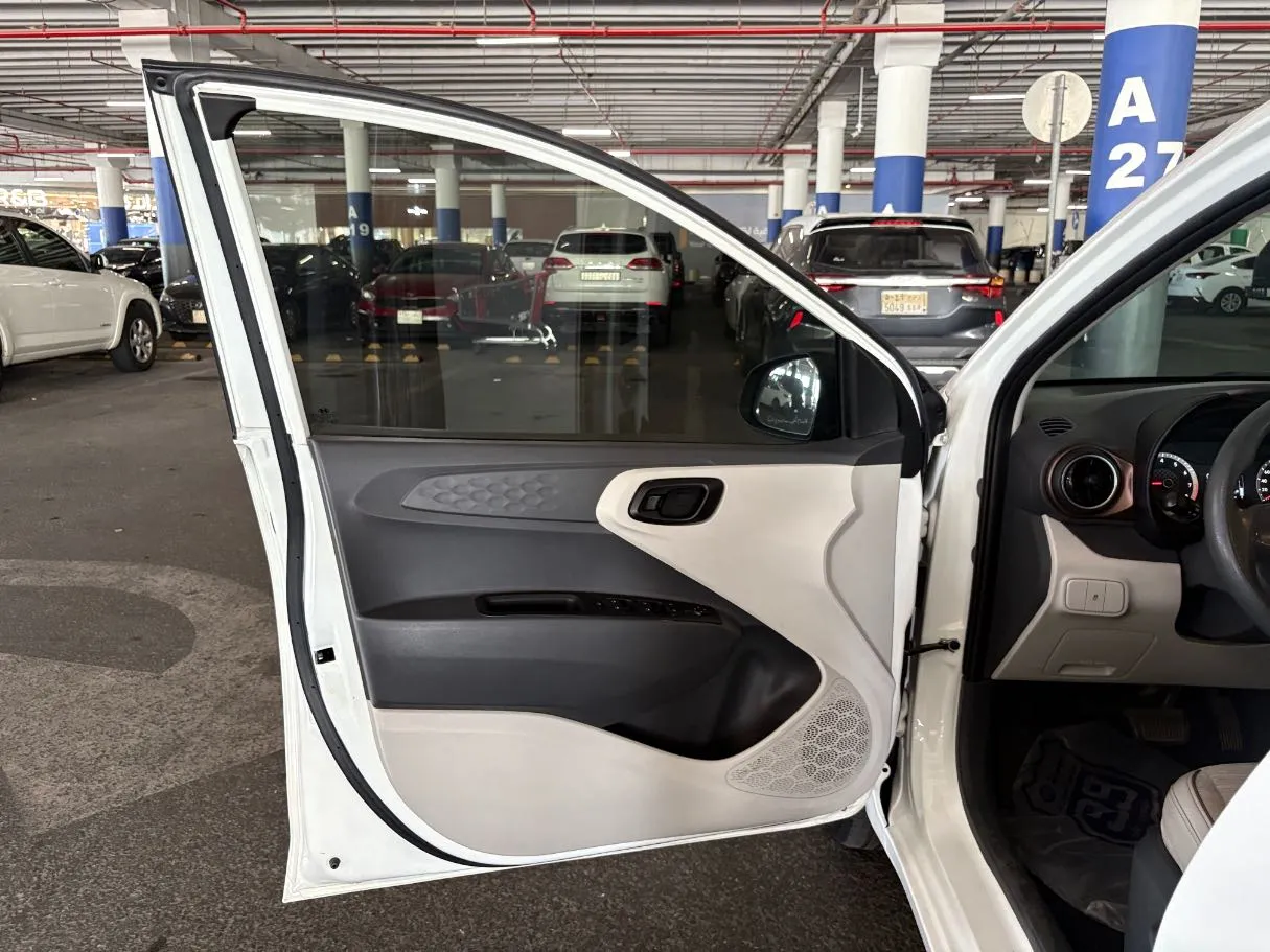 Car image 10