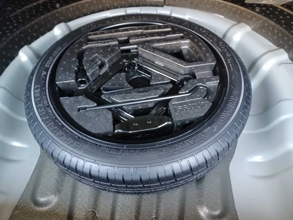 Car image 25