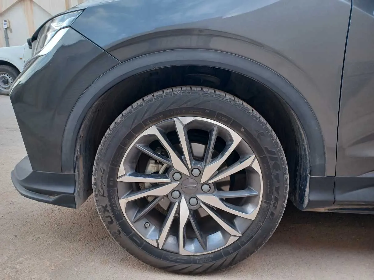 Car image 9