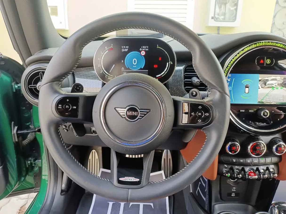 Car image 14
