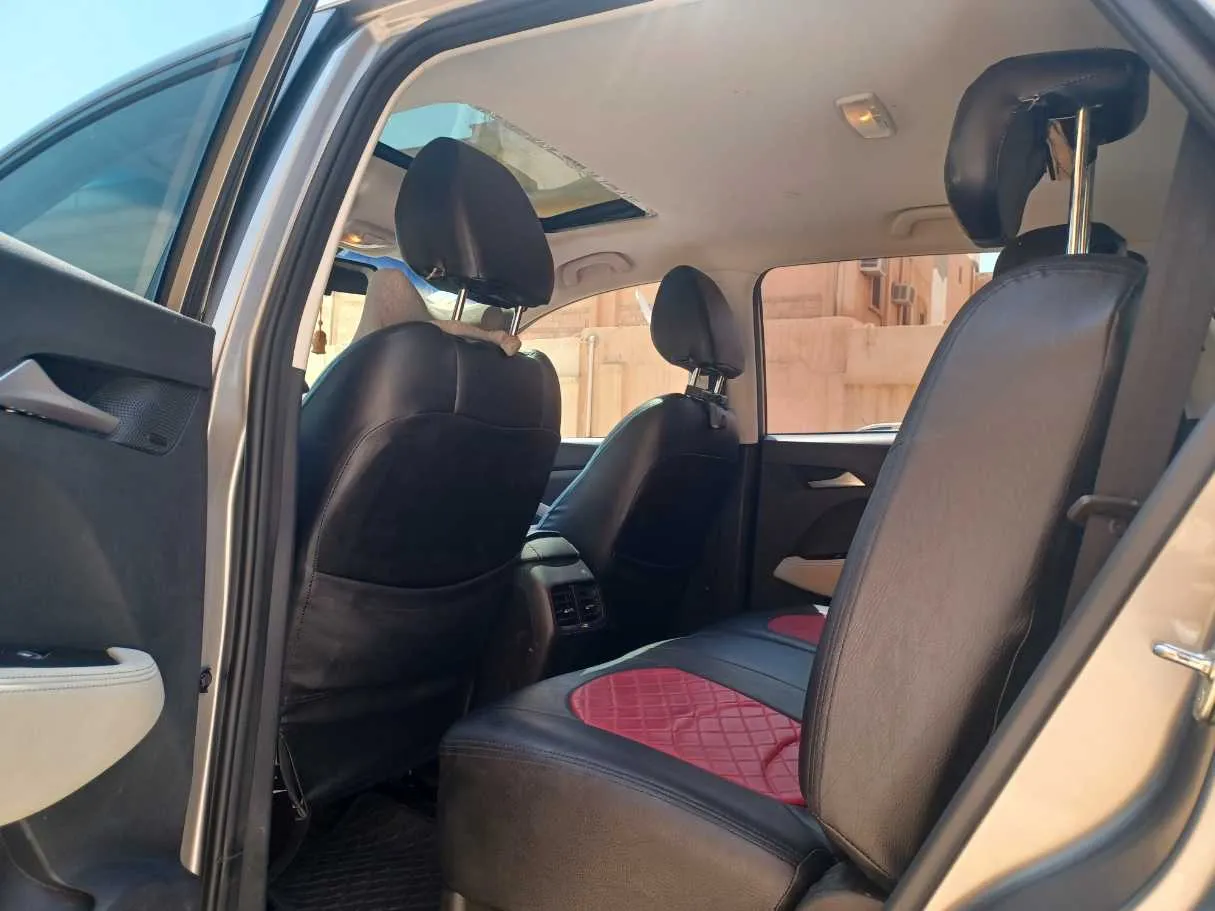 Car image 14