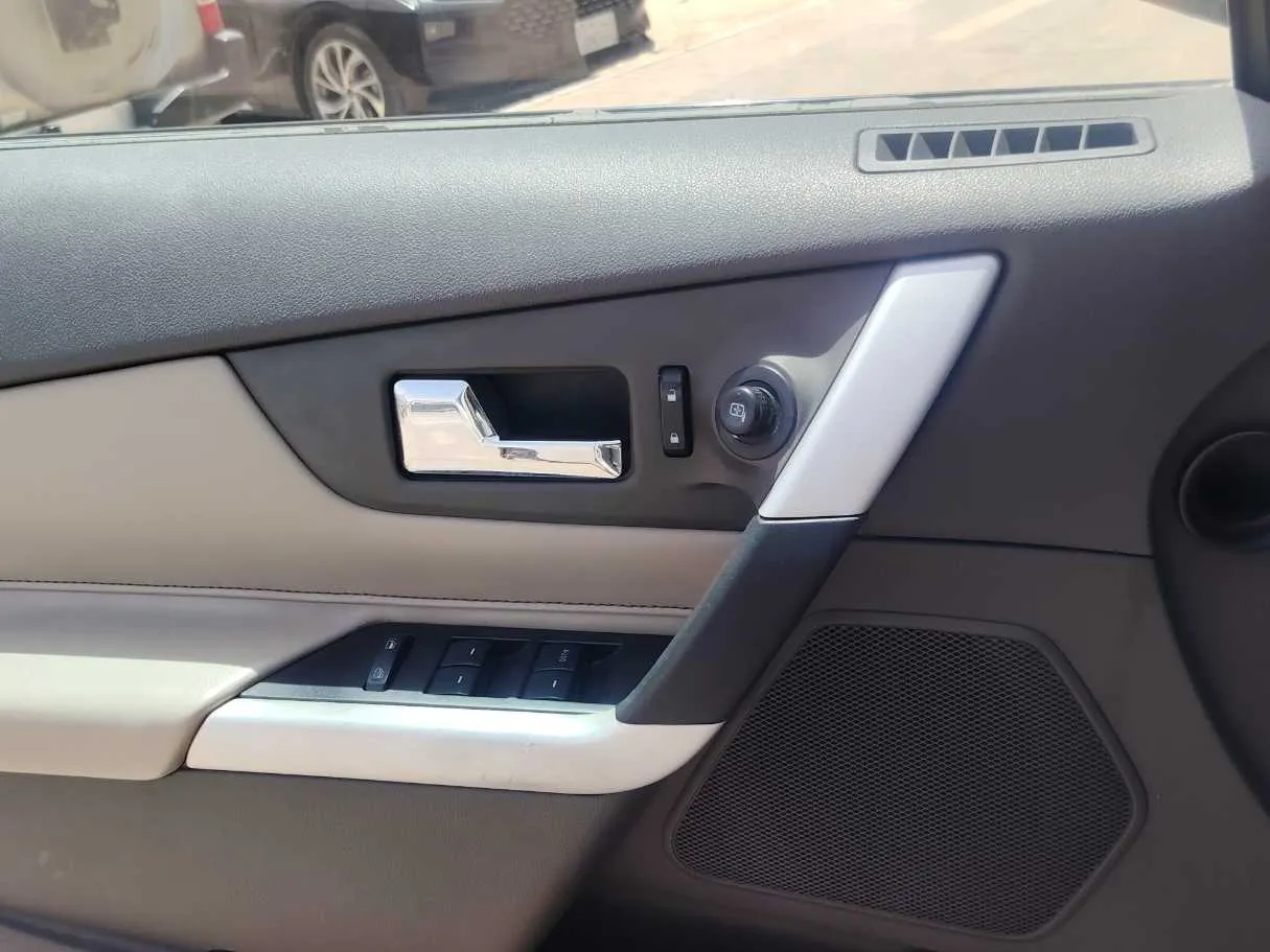 Car image 25