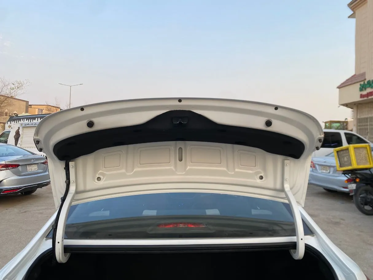 Car image 17