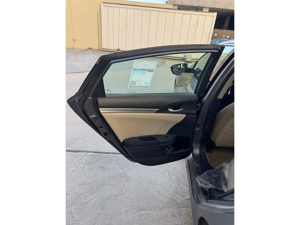 Car image 12