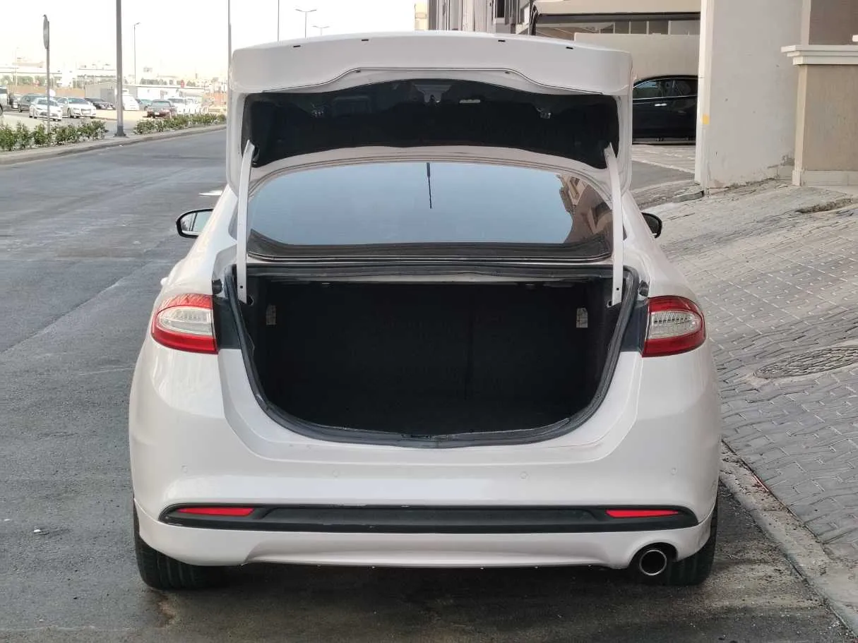 Car image 26