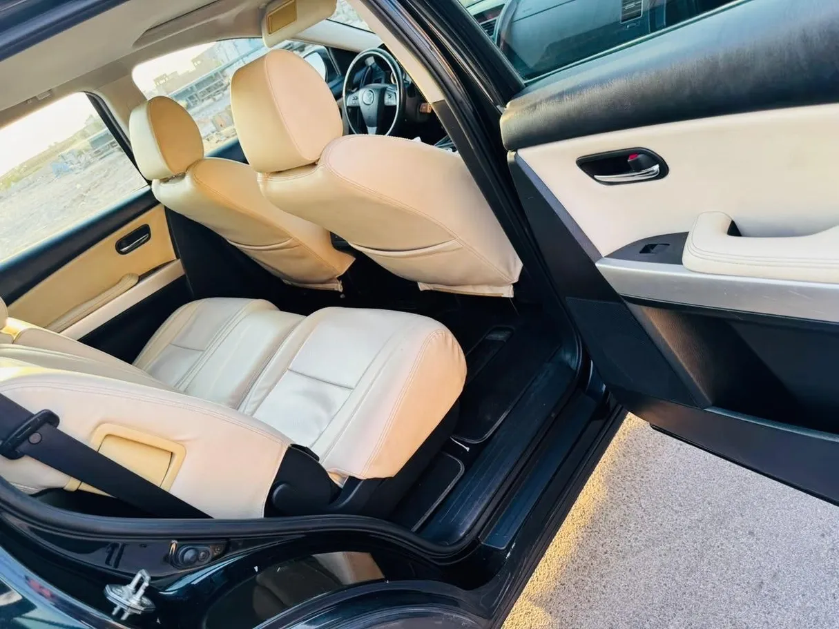 Car image 12