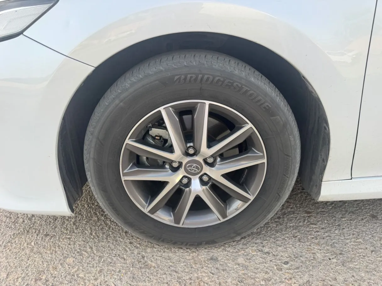 Car image 9