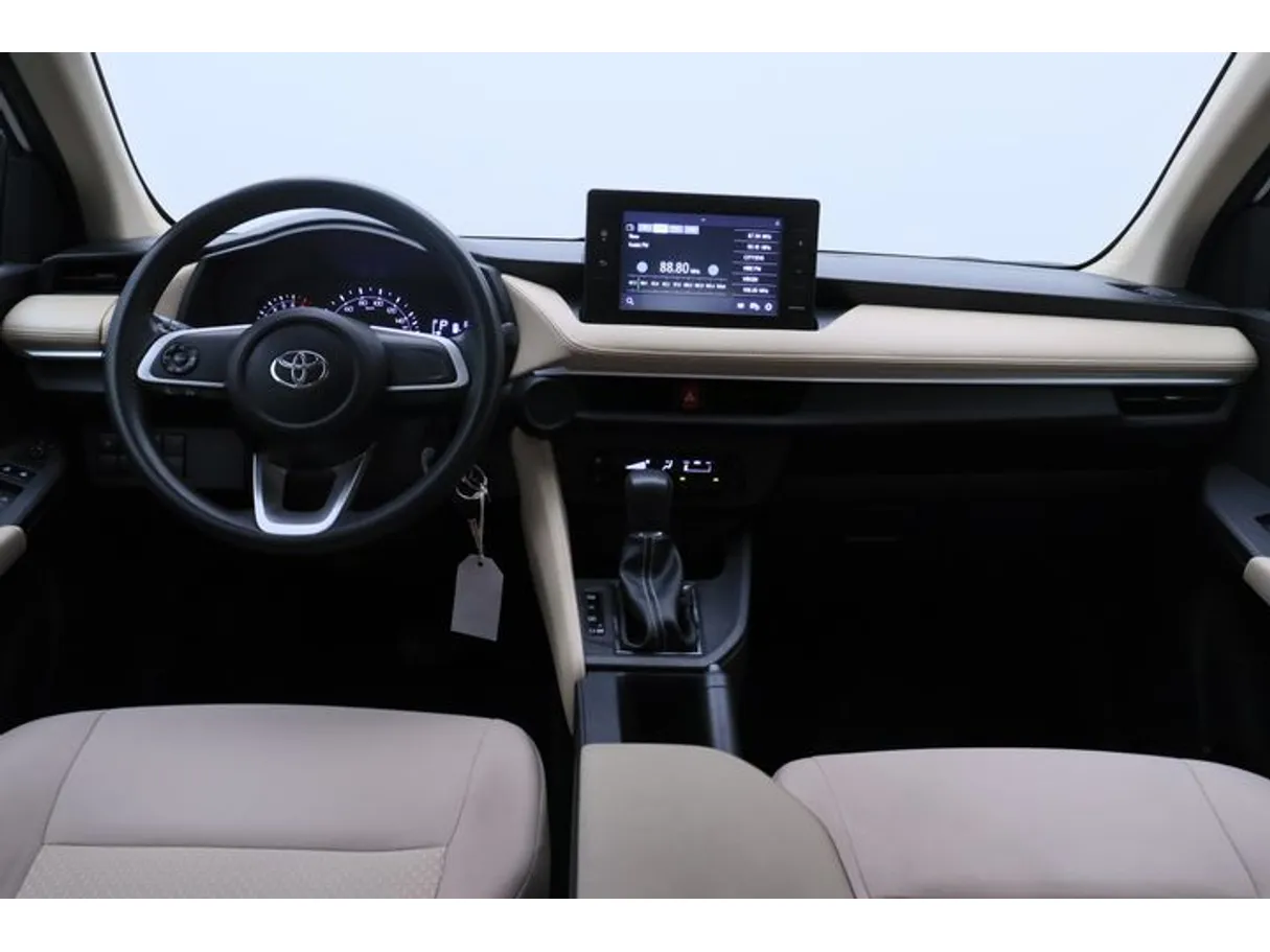 Car image 14