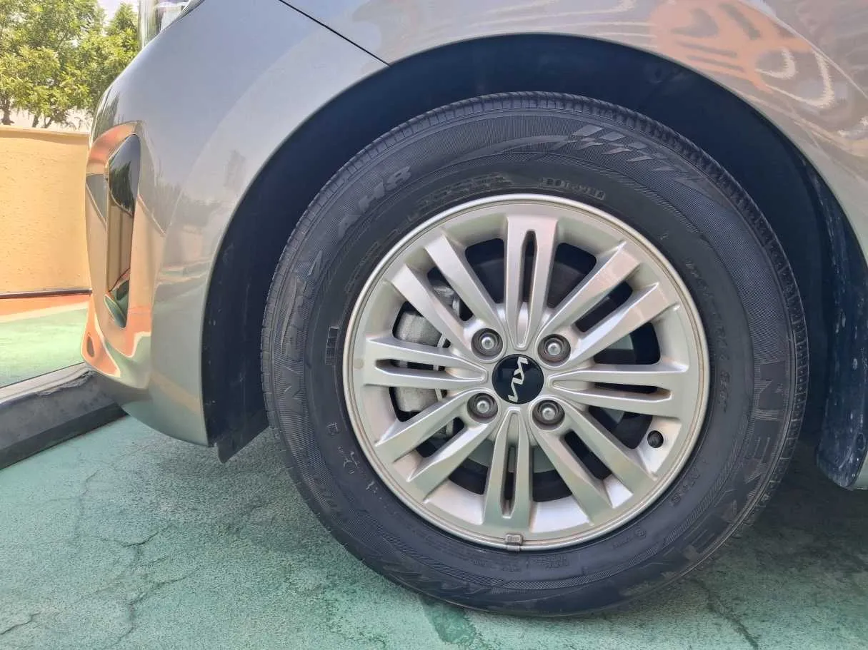Car image 9